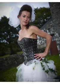 Corset cuir noir cloutés avec sangles métal