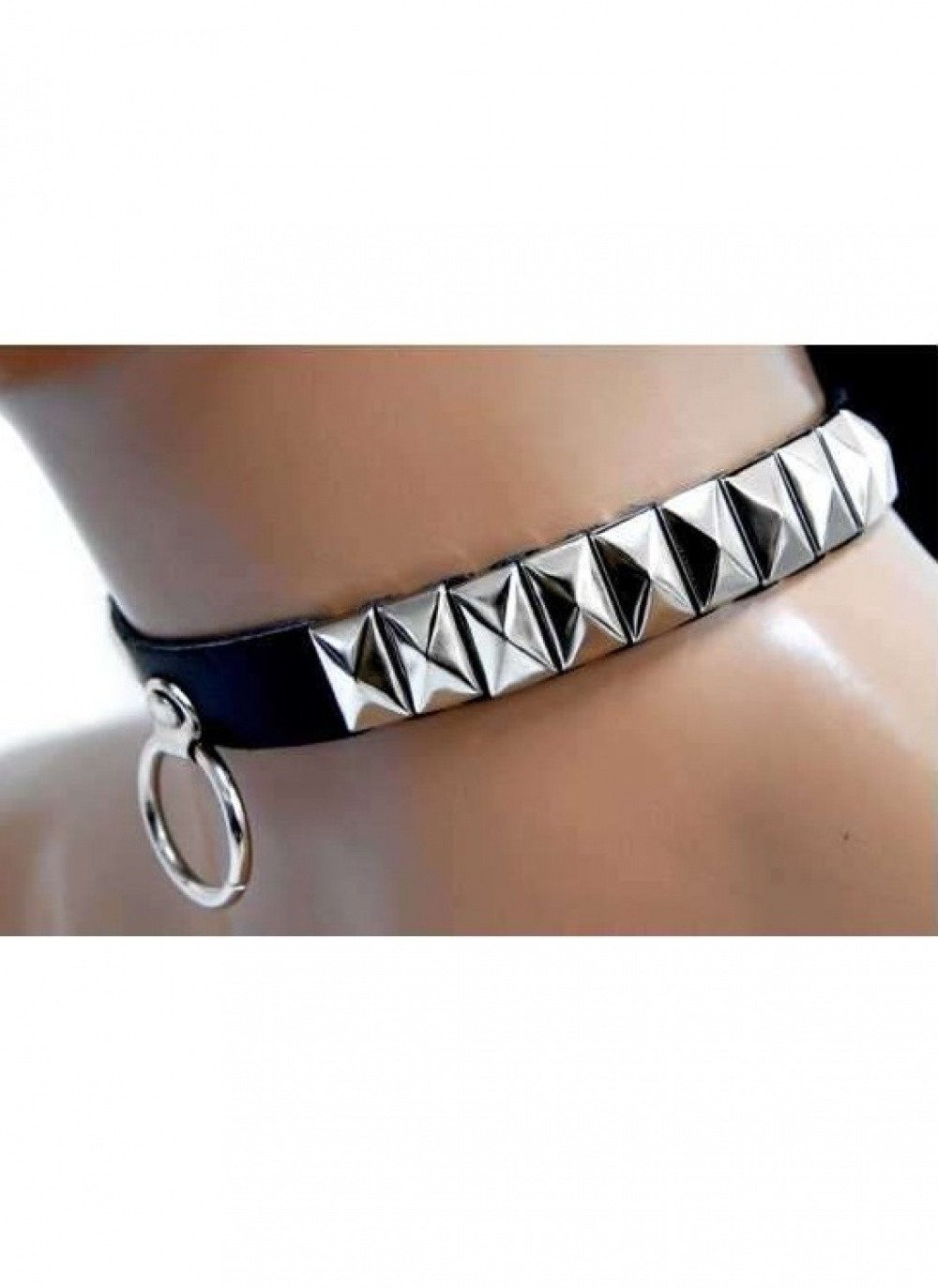 Collier 298-Cuir noir pyramide métal et anneau