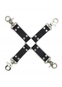 Hogtie entrecroises cuir noir pour attacher menottes