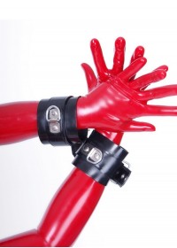 Latexa 3186 Menottes latex poignets noir gants rouge