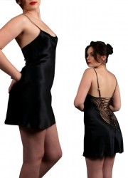Jolie nuisette en soie avec broderie et laçage dos