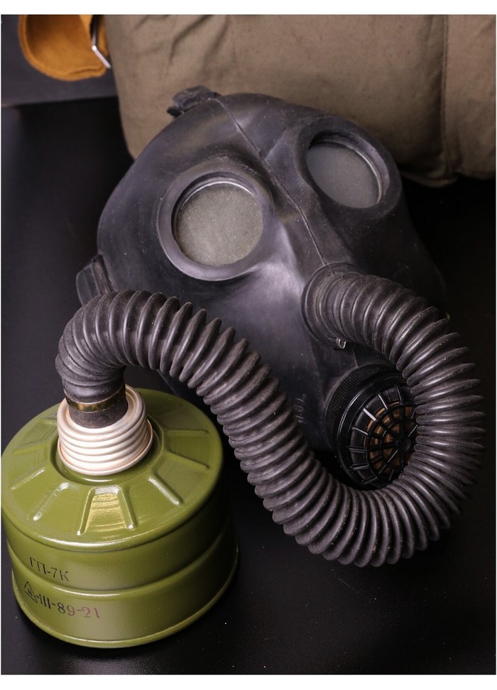 Masque à gaz Soviet noir avec tuyau & filtre vert sophielibertine