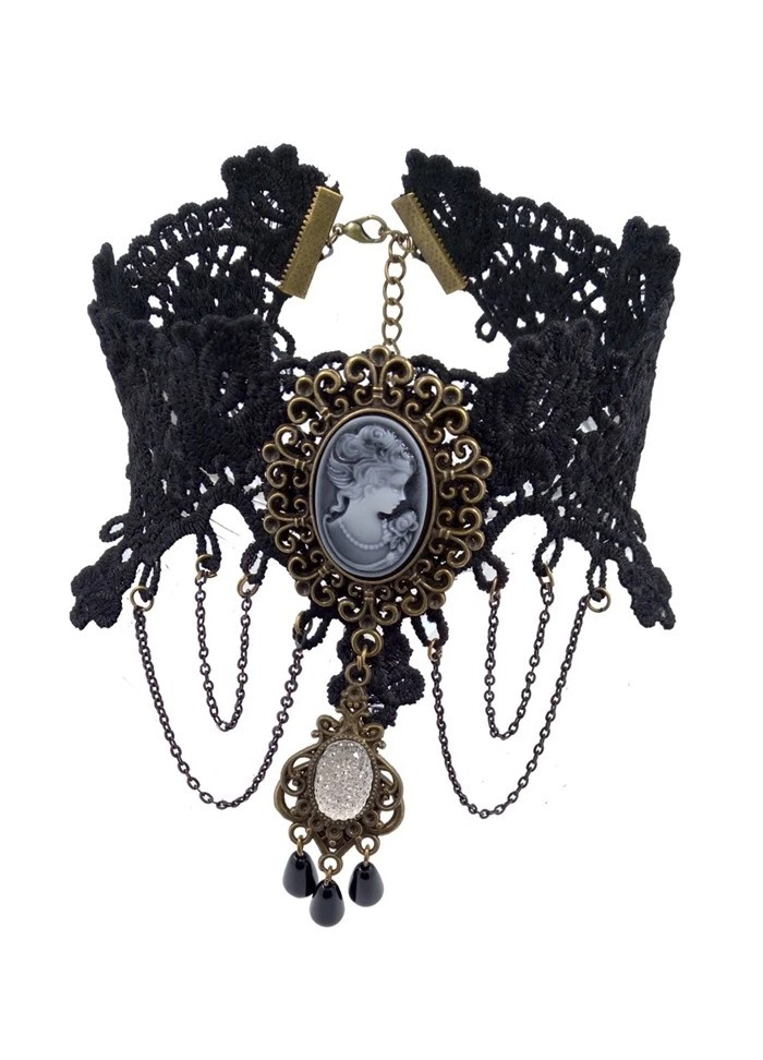 Collier en dentelle noir avec bijou camée Sophie Libertine Vannes