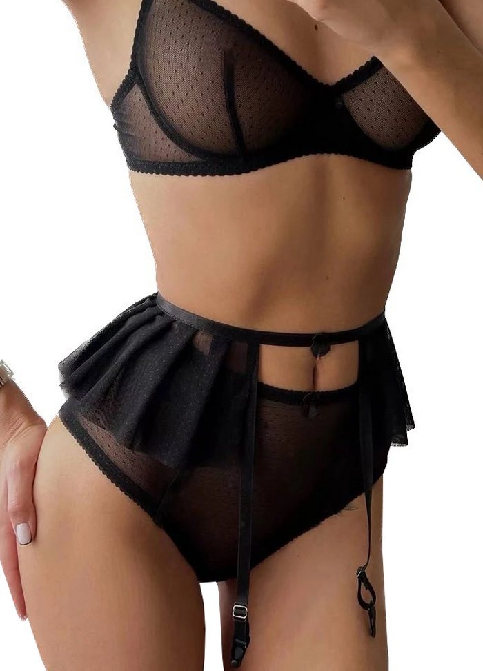 Tenue sexy sous vêtement noir en tulle transparent et dentelle sophie libertine vannes