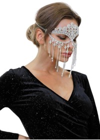 Masque strass pour femme de couleur blanc et argenté avec breloques qui descendent sur le visage