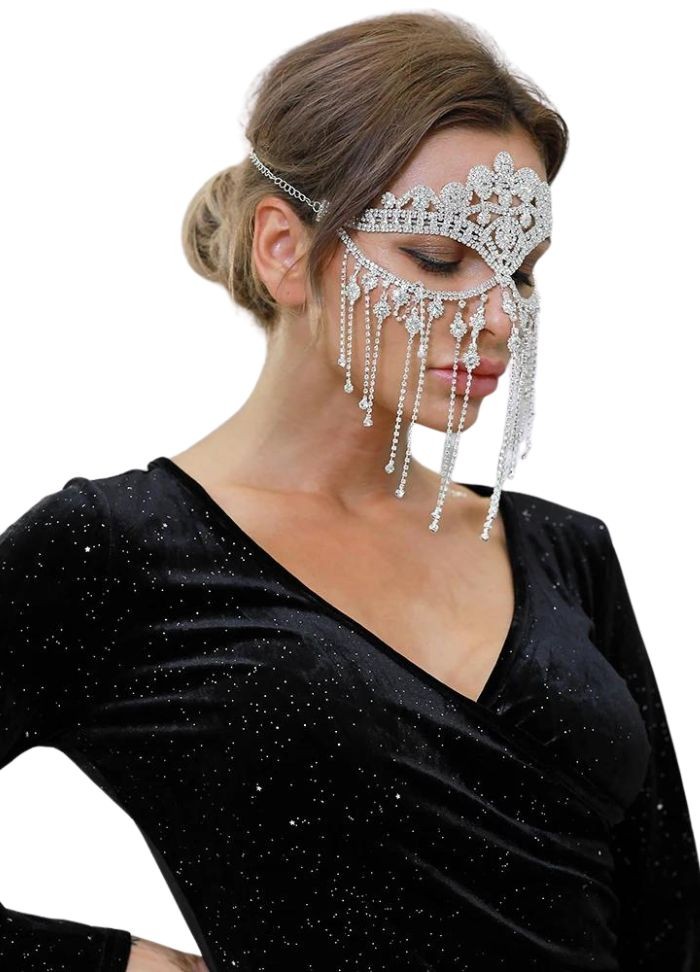 Masque strass pour femme de couleur blanc et argenté avec breloques qui descendent sur le visage