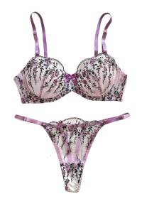 Lingerie coquine pour femme lila avec du tulle brodé de fleur lilas et verte en vente chez Sophie Libertine Vannes