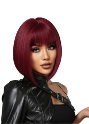 Perruque carré courte avec frange en couleur rouge ruby vendue chez Sophie Libertine Vannes sexshop Morbihan