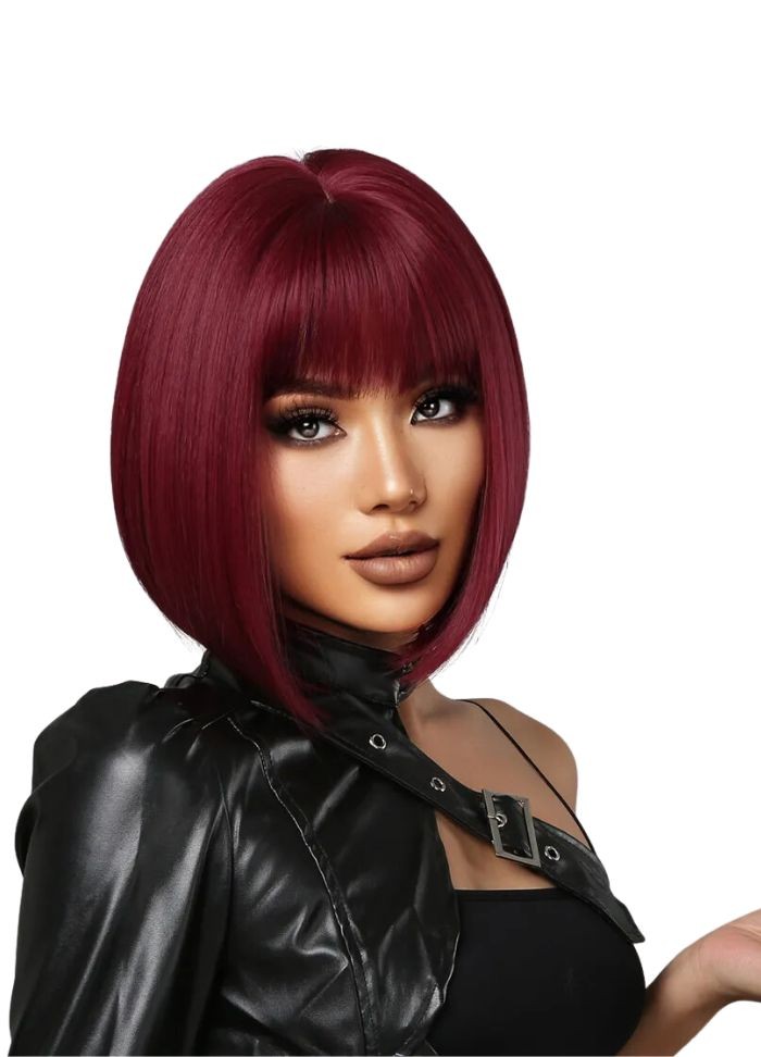 Perruque carré courte avec frange en couleur rouge ruby vendue chez Sophie Libertine Vannes sexshop Morbihan