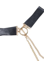 Collier noir effet python et chaîne qui descend sur la poitrine avec cache tétons