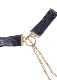Collier noir effet python et chaîne qui descend sur la poitrine avec cache tétons