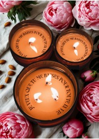 Bougie artisanal avec message érotique à retrouver en magasin