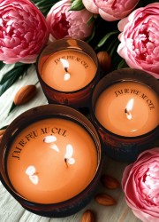 bougie à message artisanal j'ai le feu au cul, odeur pivoine et lait d'amande