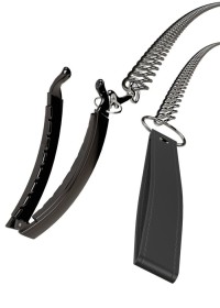 Laisse en métal accroché à une pince vaginal qui clampe les lèvres