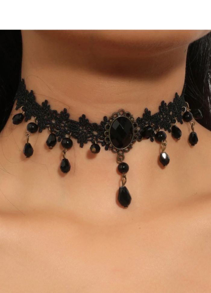 Collier ras de cou en dentelle brodée noire en vente chez Sophie Libertine Vannes