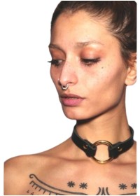 Collier ras de cou noir avec anneau doré - Collier bdsm chic Sophie Libertine Vannes