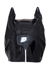 Masque félin noir brillant présenté chez Sophie Libertine Vannes, parfait pour accompagner une combinaison